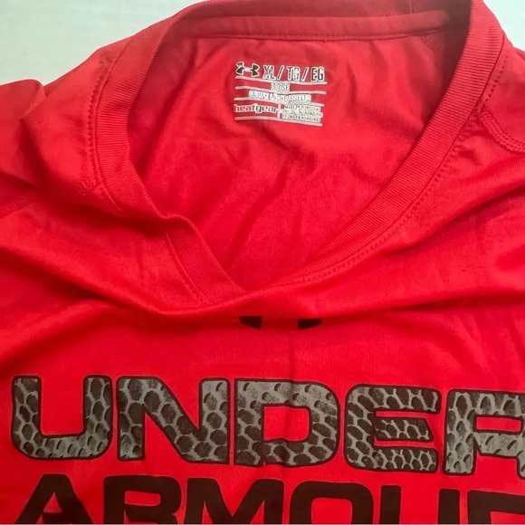 Under Armour Loose Red Short Sleeve Tee Shirt - Picture 5 of 6